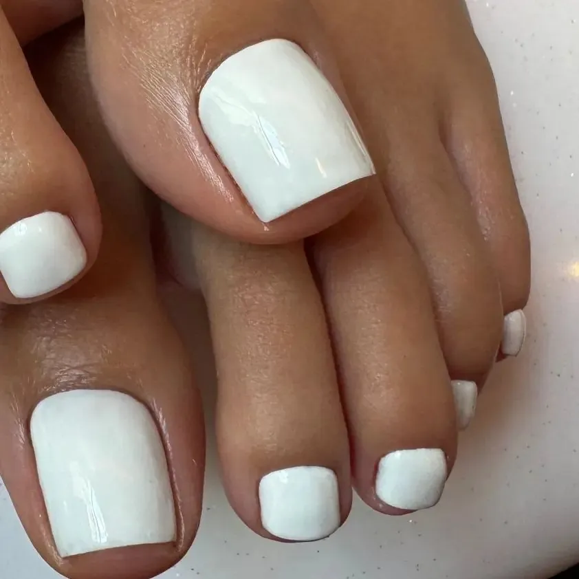 Snow White, gel toes, by Tee Nails